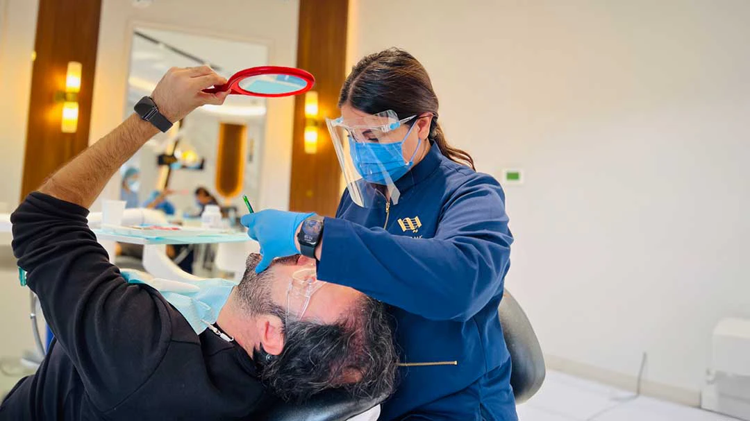 ما وراء الابتسامات: كيف تؤثر أسنانك على صحة القلب