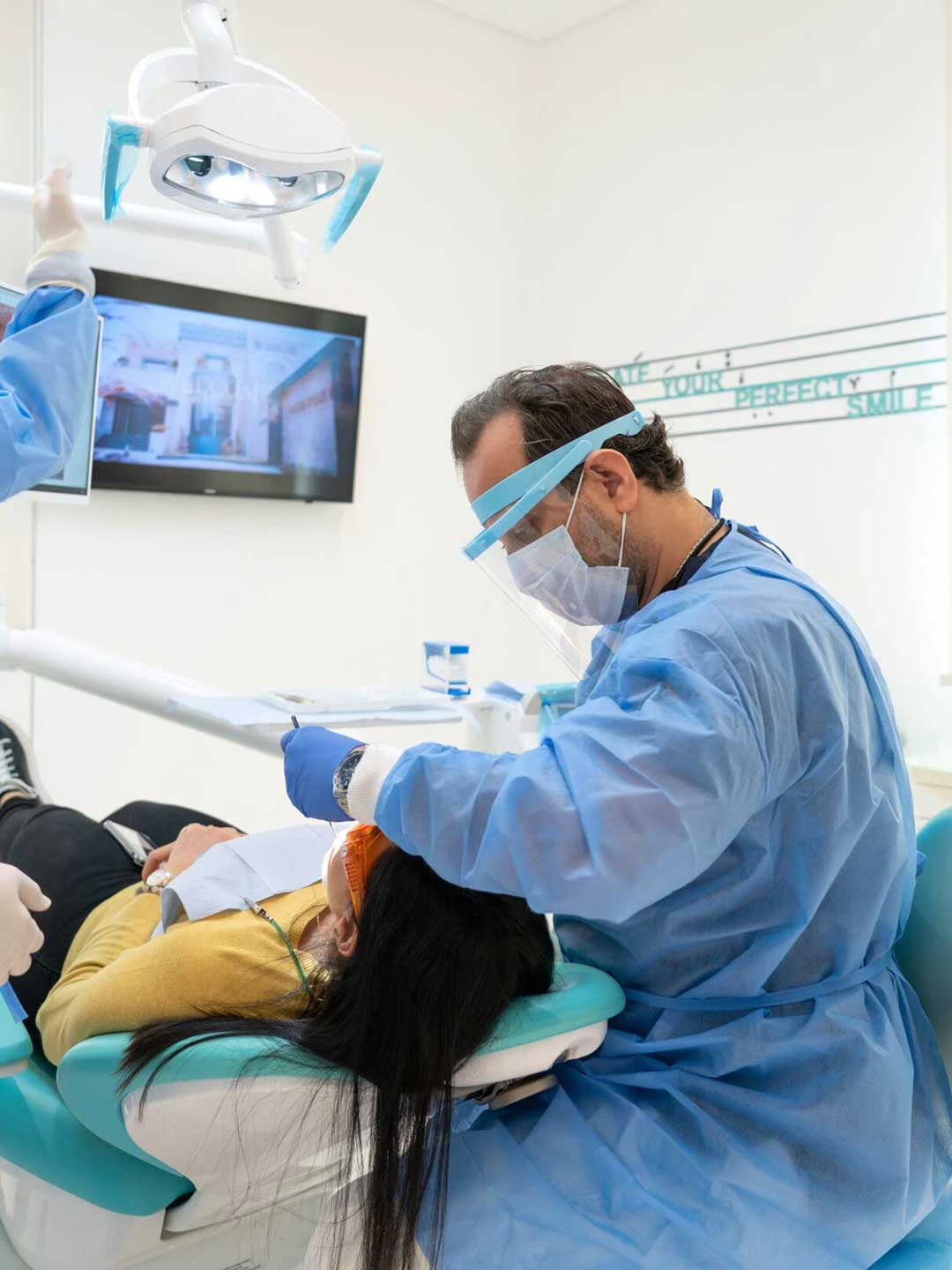 Dr. Iyad Al Samman providing a caring checkup for a patient seeking a second opinion.